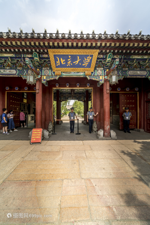 北京大學校門攝影服務(wù)全攻略 如何拍出紀念性的校園打卡照